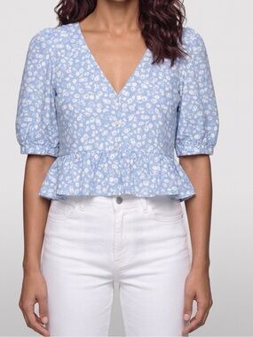 Zara Women's size Small, Light Blue Floral V-Neck Ruffled Peplum Crop Blouse
